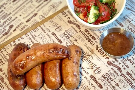 Тирольские колбаски с овощным салатом