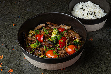 Говядина с овощами в соусе Блекбин с рисом