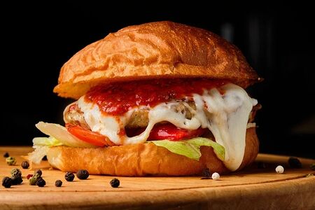 Бургер с печеным перцем и копченой грудинкой