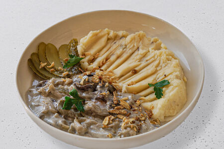 Бефстроганов с картофельным пюре