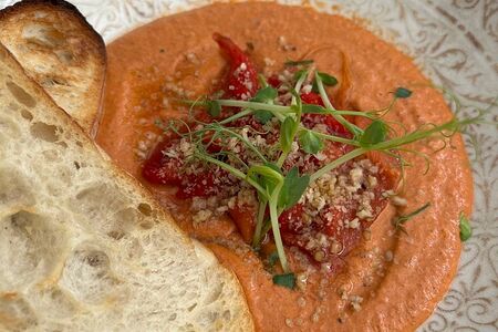 Хумус из печеного перца Рамиро с ремесленным хлебом 