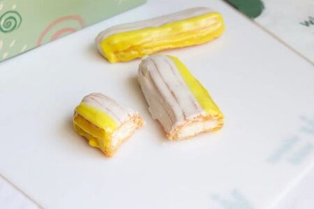 Эклер с сырным кремом