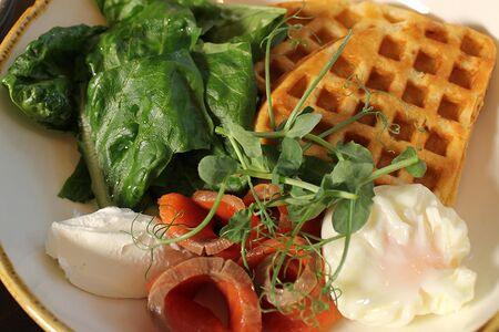 Картофельные вафли со слабо-соленым лососем