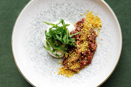 Тартар из говядины с муссом из пармезана