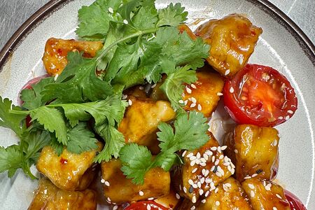 Теплый салат с баклажанами и томатами 