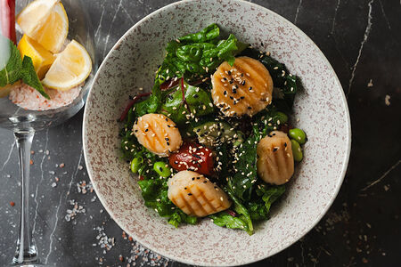 Салат с гребешком и овощами