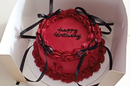 Торт Вишневого цвета Ламбет с ленточками