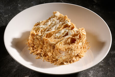 Хрустящий Мильфей с клубничным соусом