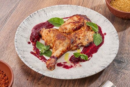 Половинка цыпленка с соусом из ежевики и грузинских специй