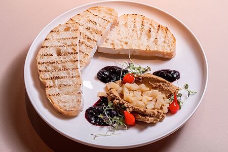 Паштет из куриной печени с грушей су-вид и домашней чиабаттой