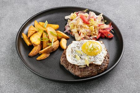 Английский бифштекс с яйцом
