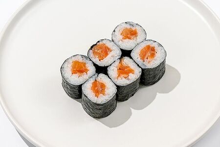 Классический ролл с лососем спайси