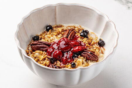 Овсяная каша на кокосовом молоке с ягодным соусом