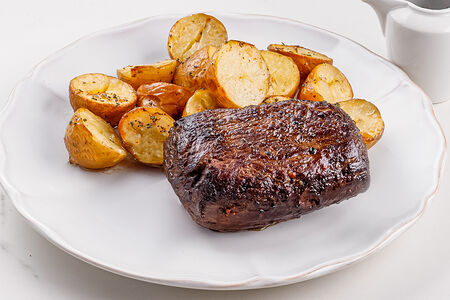 Стейк Шатобриан с молодым картофелем и винным соусом