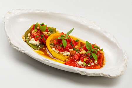 Перцы на гриле, фета, кедровые орехи