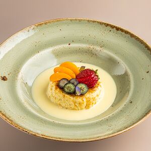 Крем-брюле из белого шоколада, апельсиновый сабайон, карамель, ягоды