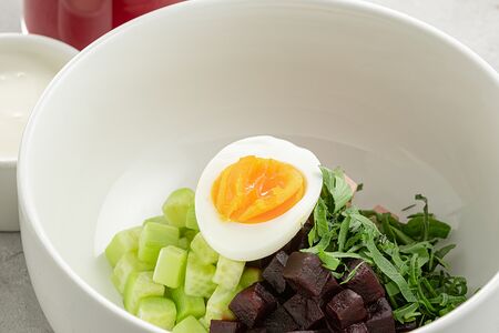 Холодный борщ с колбасой