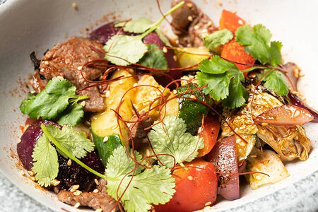 Теплый салат с говядиной и перцем халапенью