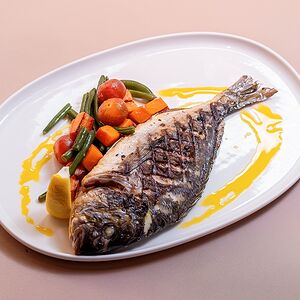 Дорадо на гриле с овощами