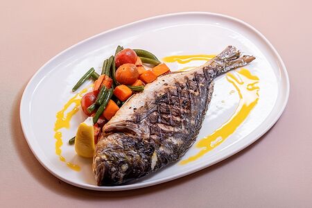 Дорадо на гриле с овощами