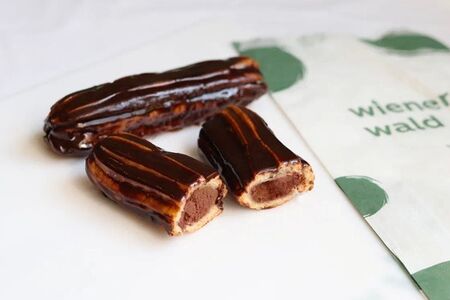 Эклер с шоколадным кремом