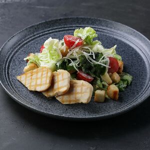 Салат Цезарь с курицей