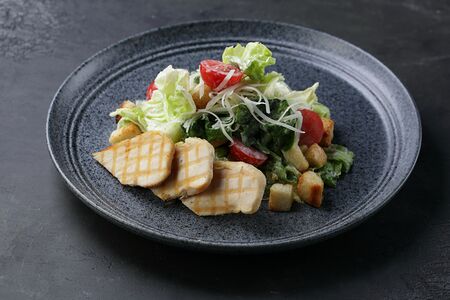 Салат Цезарь с курицей