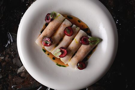 Тартар из лосося с белой редькой и соусом из водорослей 