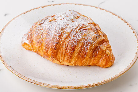 Круассан с миндалем