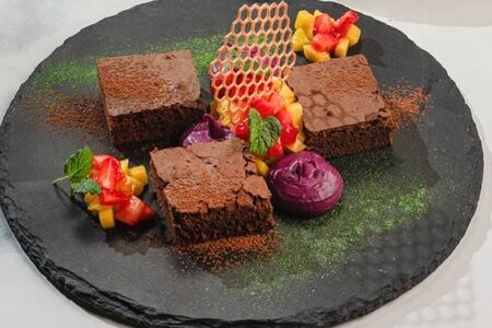 Брауни с клубнично-манговым тартаром и черничной намелакой