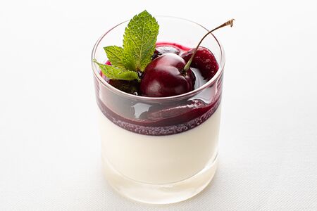 Панна котта с черешней