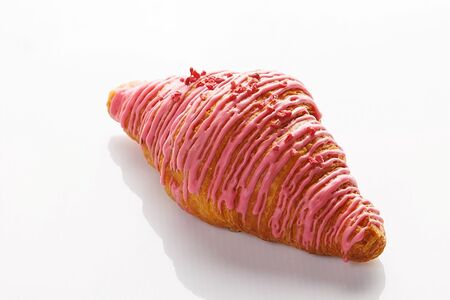 Круассан клубничный