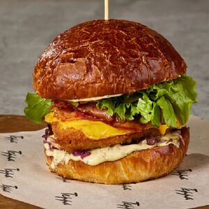 Чикенбургер с хрустящим беконом, томатом и копченым соусом тартар