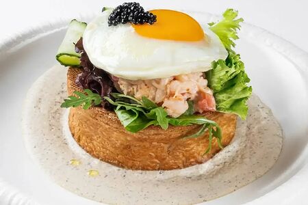 Круассан с крабом и креветками