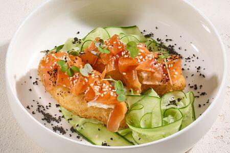 Аранчини с лососем и ранчем из авокадо 