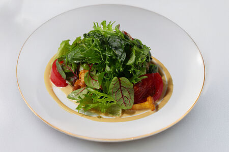 Салат с лисичками, овощами и паназиатским соусом