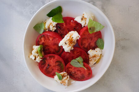 Сладкие томаты с фермерской моцареллой и бальзамиком