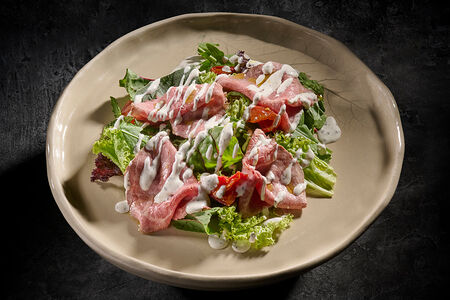 Салат Ростбиф, трюфельный соус, маринованные овощи