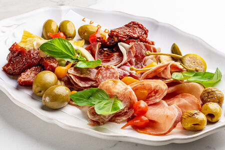 Тарелка европейских деликатесов