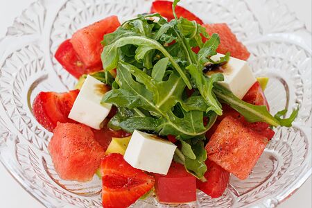 Салат из арбуза, клубники, авокадо и томатов