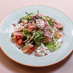 Салат с прошутто крудо, грушей и домашней страчателлой