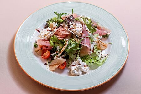 Салат с прошутто крудо, грушей и домашней страчателлой