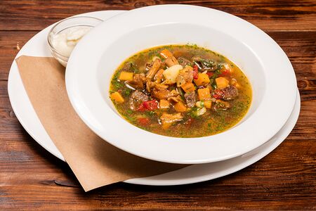 Суп-гуляш с говядиной на темном пиве