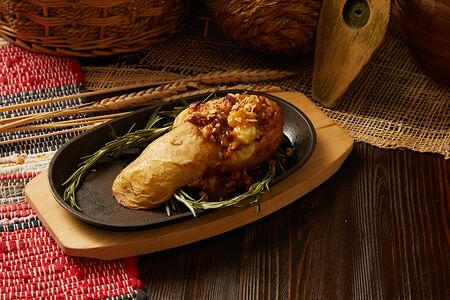 Запеченный картофель с угрем и соусом унаги