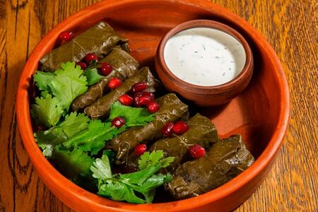 Долма в виноградных листьях