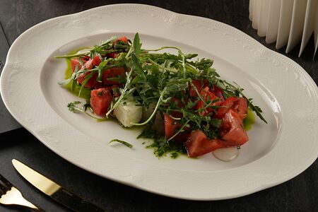 Тархун, листья салата с арбузом и брынзой