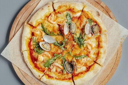 Пицца с креветками и вонголе