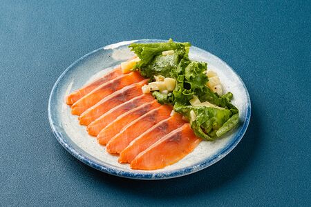 Кета холодного копчения с картофелем