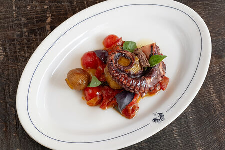 Осьминог с запеченным картофелем