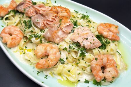 Тальятелли Альфредо с креветками и лососем 